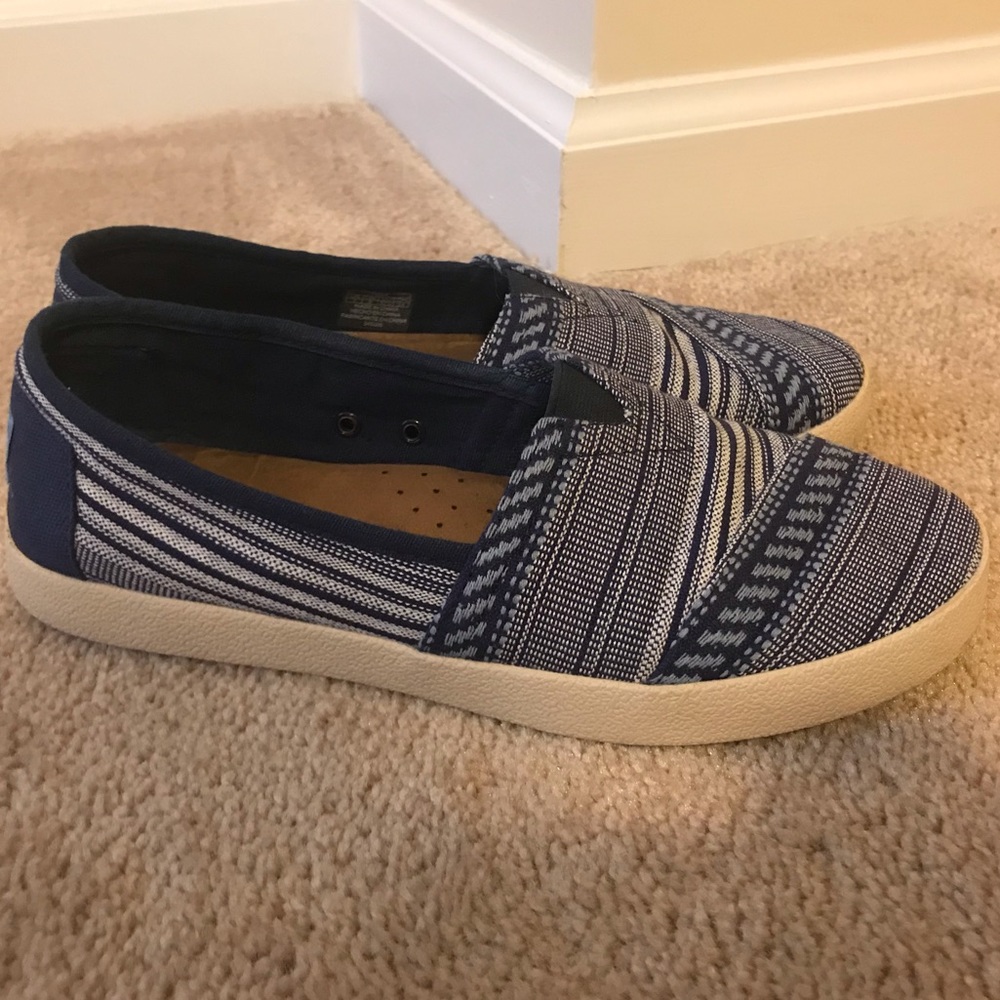 NWOT Toms Women’s Size 7 Blue Woven Slip On